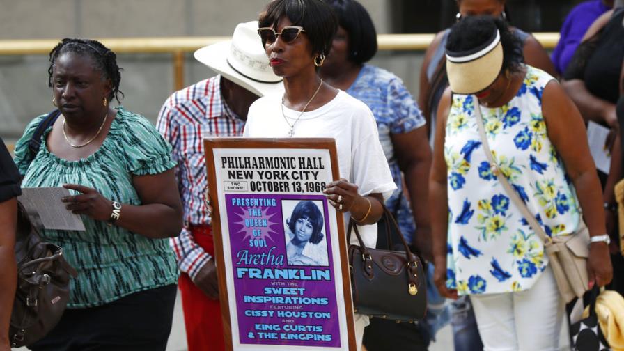 Fans dan último adiós a Aretha Franklin en velorio público