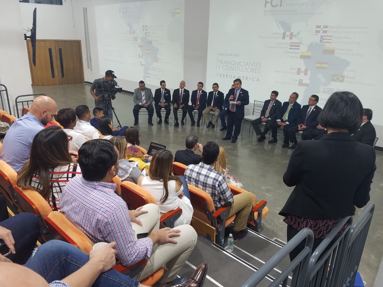 Expertos y publico asistente a la actividad.