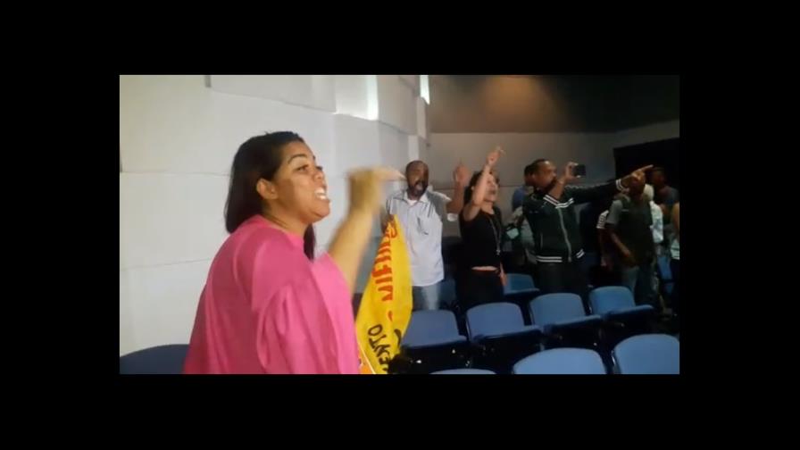 Nacionalistas irrumpen presentación de encuesta sobre inmigrantes y la califican de “mamotreto” Nacionalistas irrumpen presentación de encuesta sobre inmigrantes y la califican de “mamotreto”