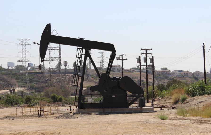 El petróleo de Texas baja un 0.49 % y cierra en 68.53 dólares