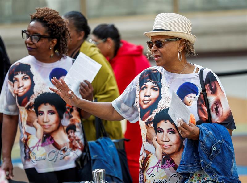 Admiradores y familiares acudieron al tributo