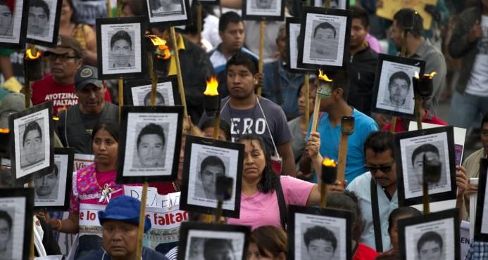 Peña Nieto insiste en versión oficial de Ayotzinapa, desmontada por expertos