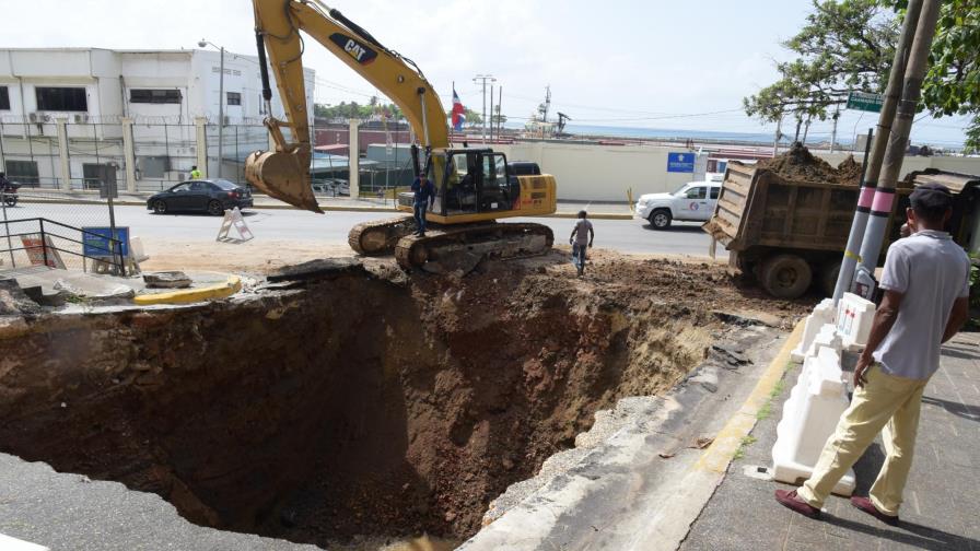 Tramo de la calle Arzobispo Meriño colapsó por malos materiales usados Tramo de la calle Arzobispo Meriño colapsó por malos materiales usados