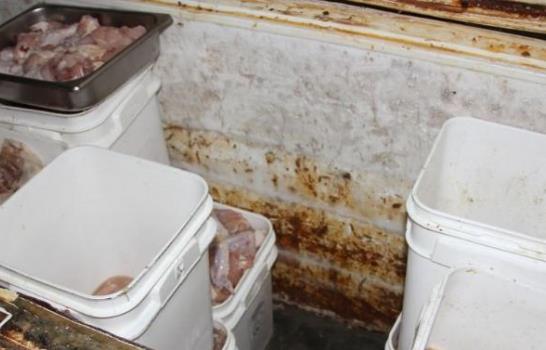 Cucarachas, comida dañada y heces de animales había en pica pollos cerrados por Pro Consumidor