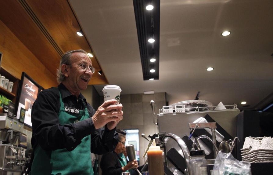 Adultos mayores mexicanos vuelven al mundo laboral de la mano de Starbucks