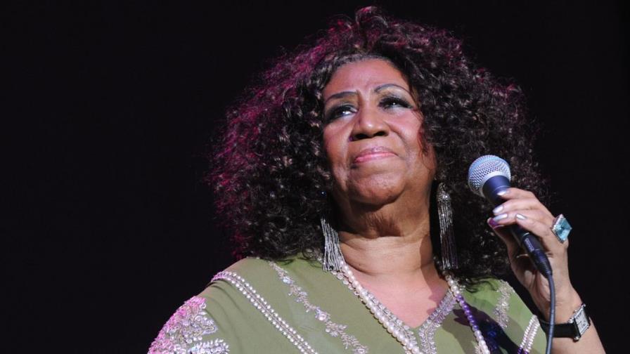 Aretha Franklin se despide con un vestido dorado y en un Cadillac blanco Aretha Franklin se despide con un vestido dorado y en un Cadillac blanco