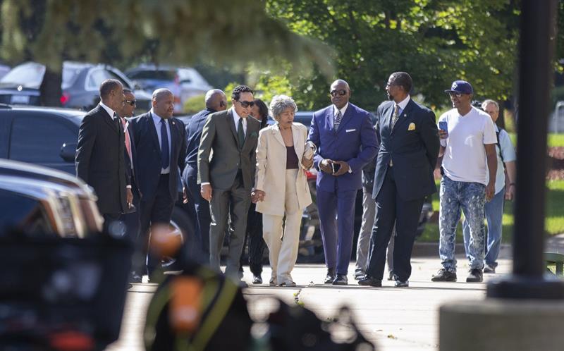 Familiares y amigos dan úlitmo adiós.