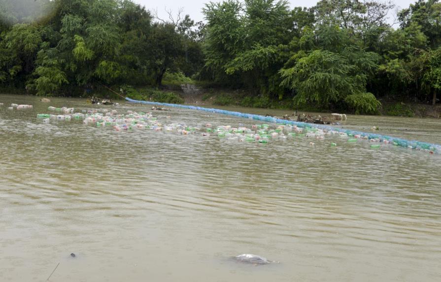 Instalan primera biobarda en el río Nigua para recolectar desechos sólidos