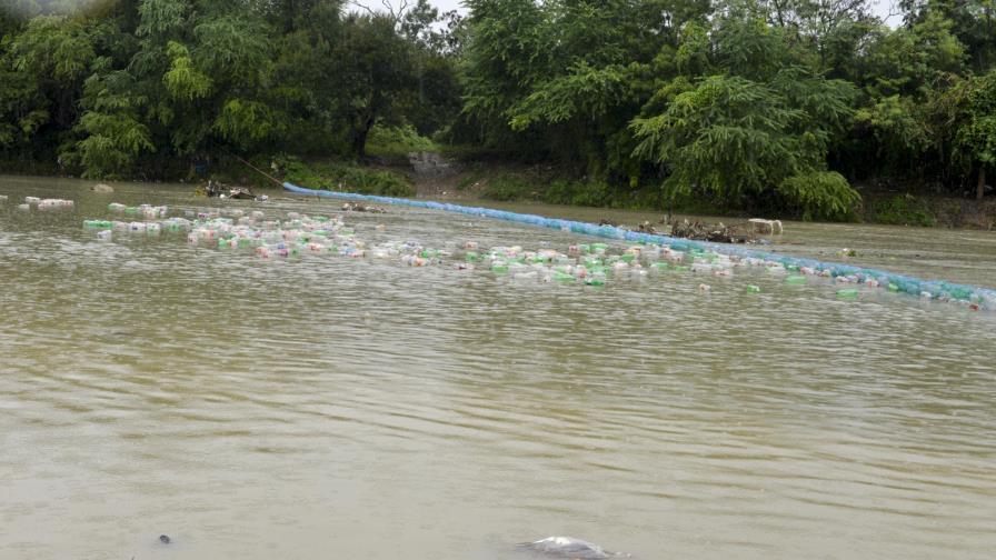 Instalan primera biobarda en el río Nigua para recolectar desechos sólidos Instalan primera biobarda en el río Nigua para recolectar desechos sólidos