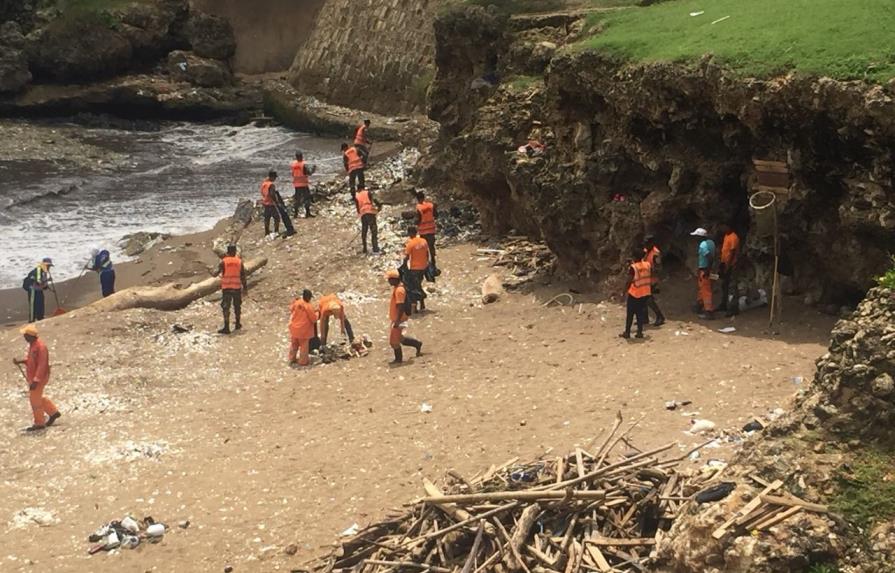 Por la basura vuelven a intervenir el litoral sur de Santo Domingo 