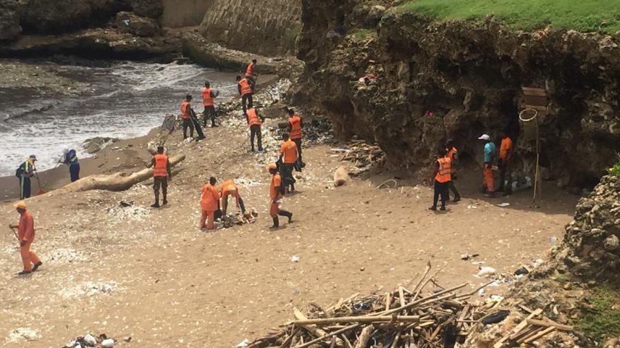 Por la basura vuelven a intervenir el litoral sur de Santo Domingo Por la basura vuelven a intervenir el litoral sur de Santo Domingo