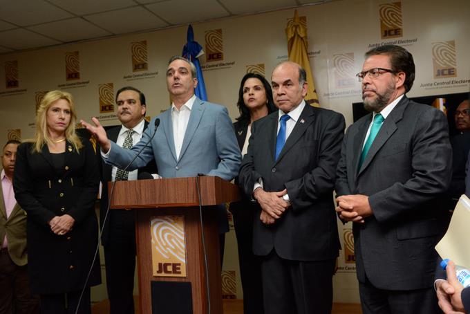 Oposición dispersa con 8 aspirantes presidenciales