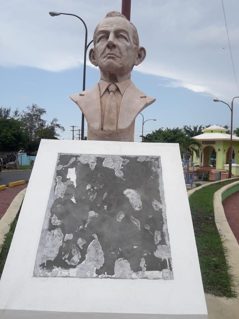 Desaprensivos vandalizan busto del profesor Juan Bosch en Boca Chica