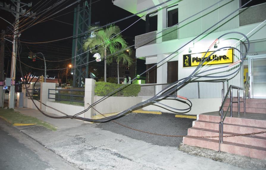 Cables ponen en riesgo a los peatones en la Max Henríquez