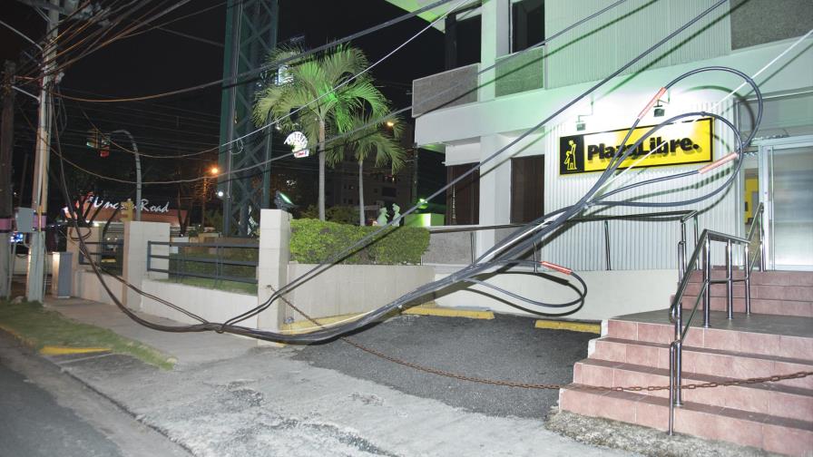 Cables ponen en riesgo a los peatones en la Max Henríquez