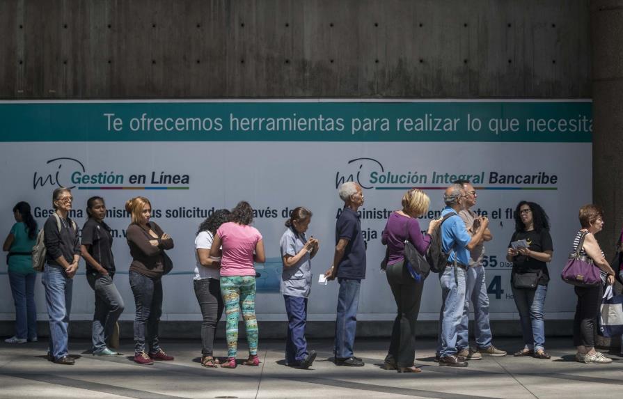 Jubilados venezolanos hacen largas colas para cobrar sus pensiones