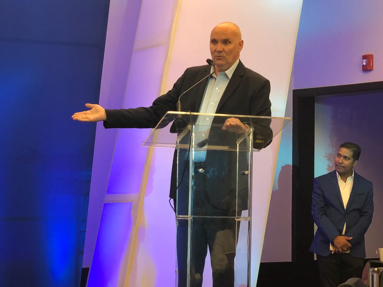 Eric Jurgensen, consultor de mercadeo, experto en TV: “Igual que la televisión, los periódicos deben replantear su esquema de negocio de publicidad, pero tomando en cuenta que el impreso debe descuidarlo para apostar a  lo digital”, ponencia en La TV era digital.