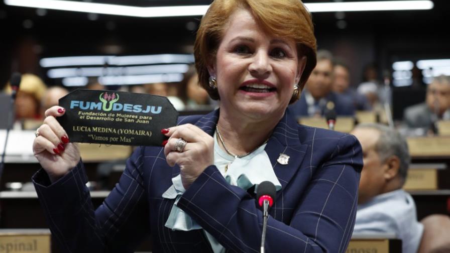 Usuarios cuestionan la versión de Lucía Medina; crean hashtag #MochilaGate 