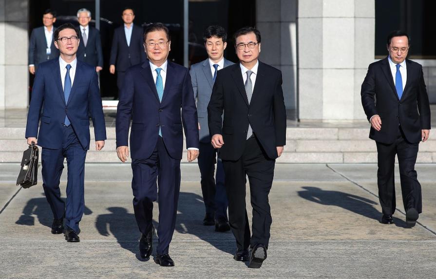 Enviados surcoreanos viajan a Norcorea para preparar cumbre