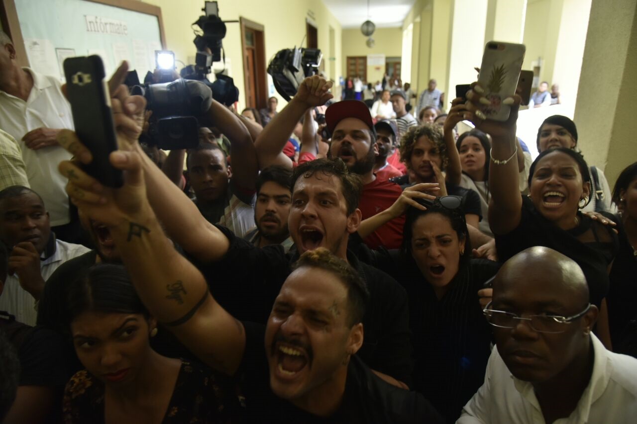 Amigos y parientes de Andreea Celea vociferan furiosos a Gabriel Villanueva en el Palacio de Justicia.