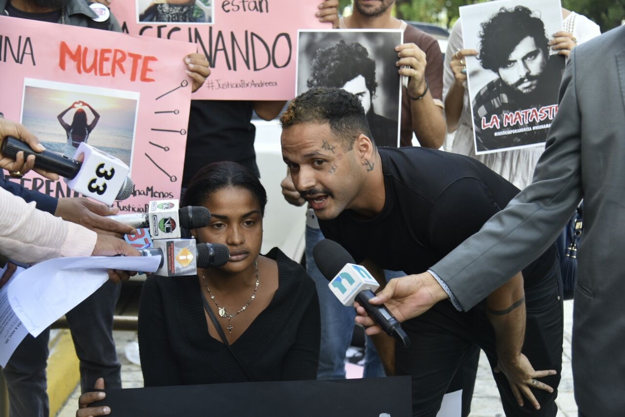 Grupo que acudió al Palacio de Justicia a demandar justicia por la muerte de Andreea Celea.