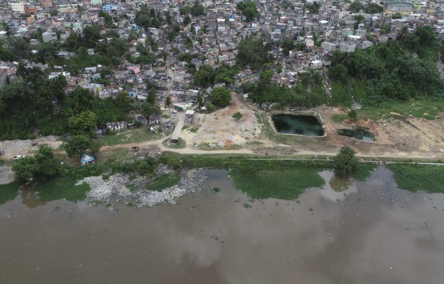 Medio Ambiente emplaza a empresas que impactan los ríos Ozama e Isabela
