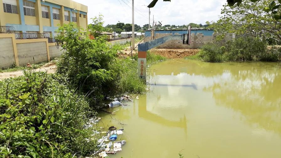 La “laguna de la malaria” es un foco de temor en Los Alcarrizos La “laguna de la malaria” es un foco de temor en Los Alcarrizos