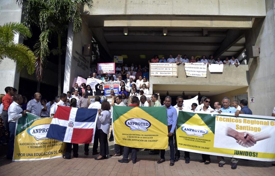 Técnicos docentes de Santiago marchan por conclusión de evaluaciones