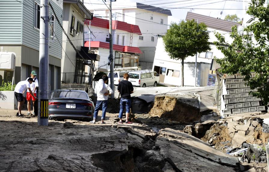 Temblor en Japón deja 9 muertos y decenas de desaparecidos