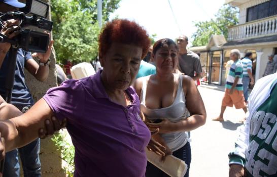 Hieren a una anciana de un machetazo durante desalojo en Santo Domingo Este