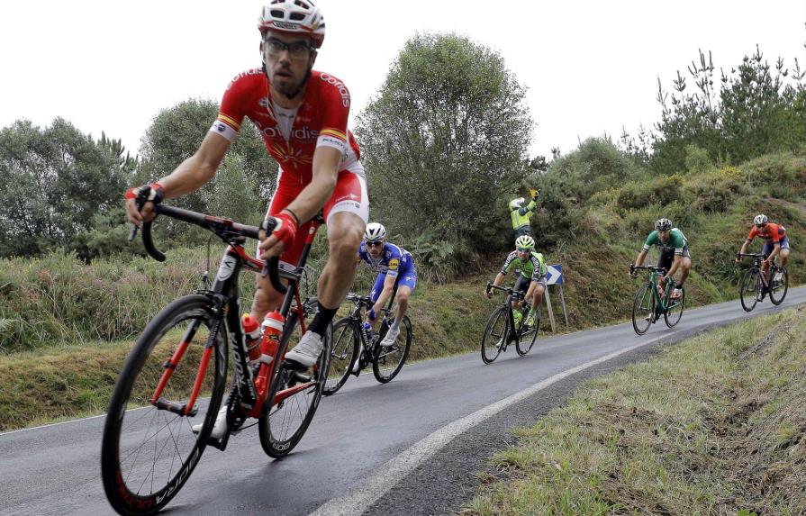 Jesús Herrada sorprende y se enfunda el maillot rojo de líder de la Vuelta