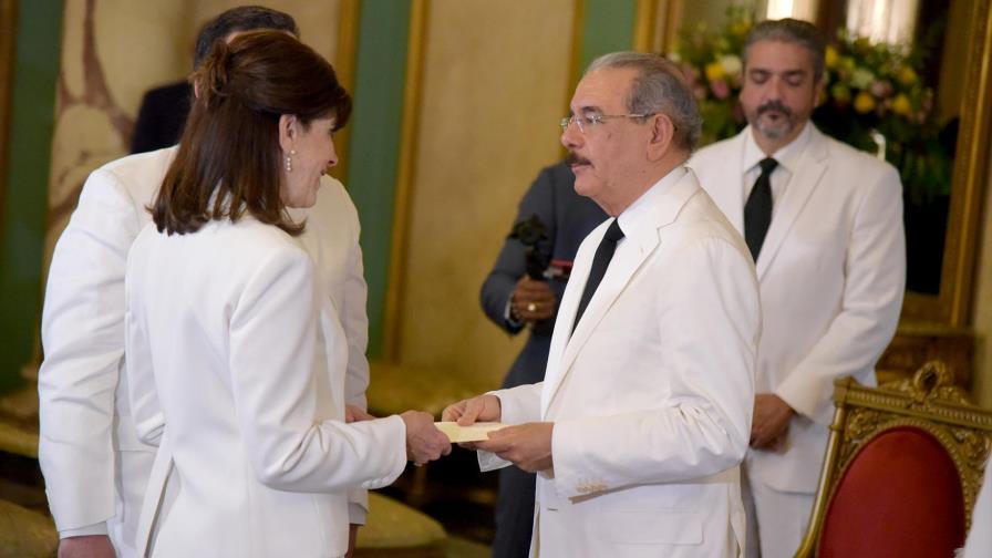 Bernstein presenta sus credenciales al presidente Medina