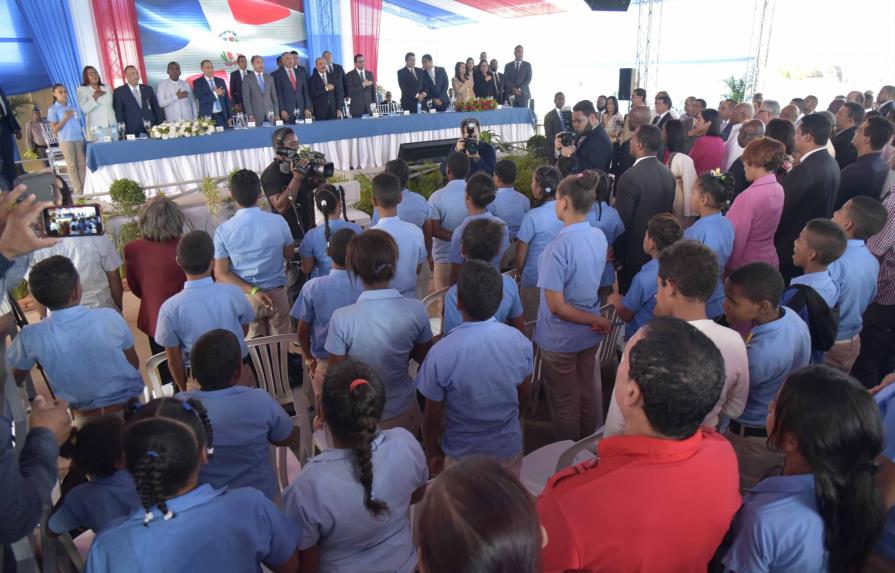 Presidente Danilo Medina entrega cuatro planteles en La Vega