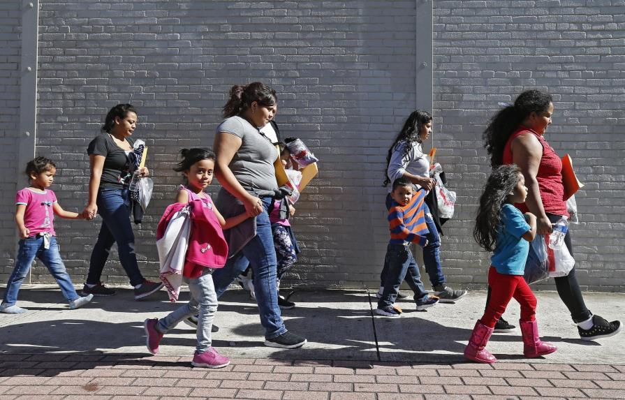 EEUU da un paso para extender la duración de la detención de menores migrantes