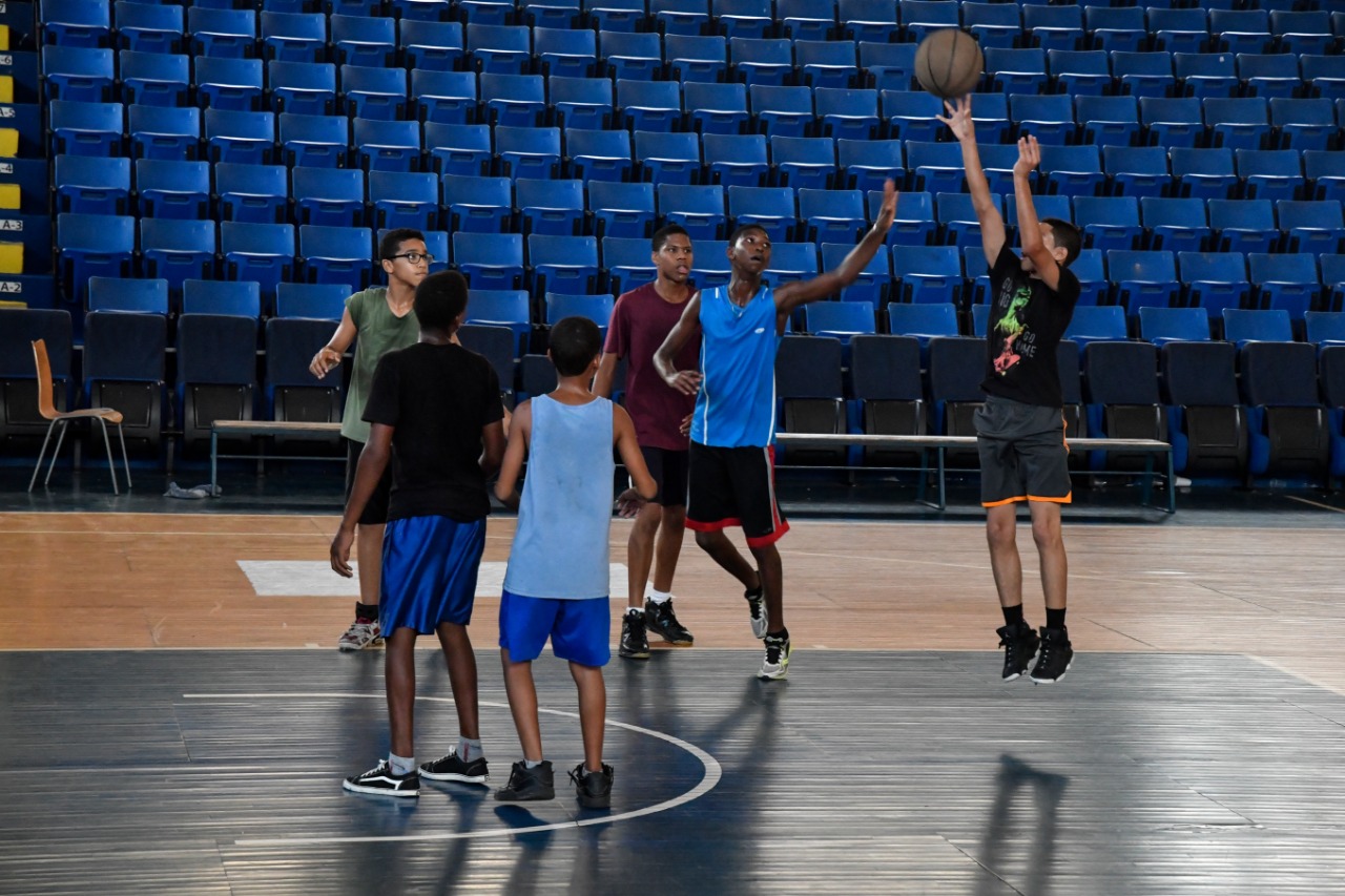 La práctica de baloncesto es continua en el club Mauricio Báez, donde los jóvenes de la barriada de Villa Juana buscan espacio para el deporte.