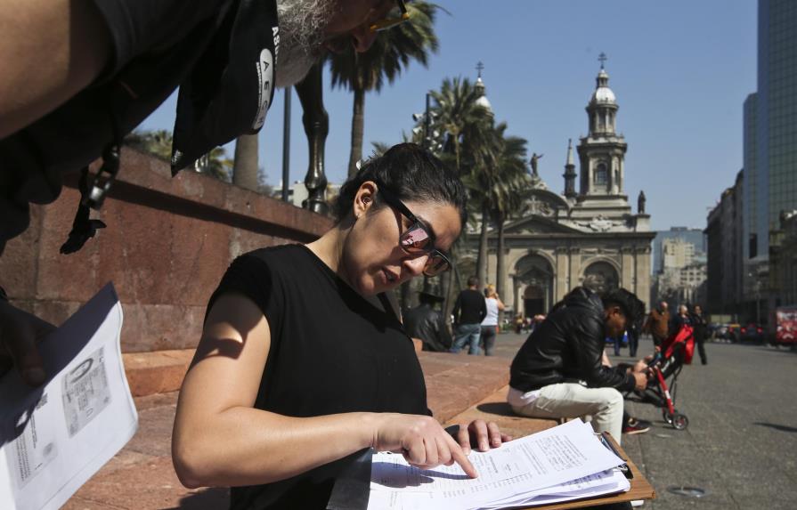 Decenas renuncian colectivamente a iglesia católica en Chile