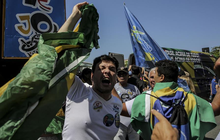 Seguidores muestran apoyo a candidato brasileño  Jair Bolsonaro tras apuñalamiento
