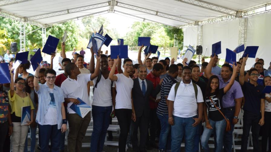 ITLA entrega 106 becas a jóvenes sobresalientes para estudiar tecnología