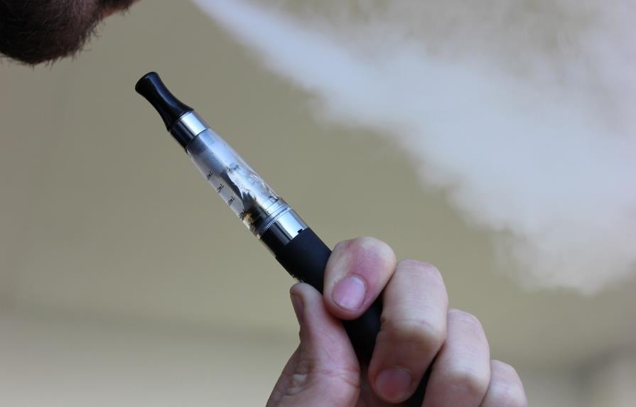 Cigarrillos electrónicos son poco viables para dejar de fumar, dice médico