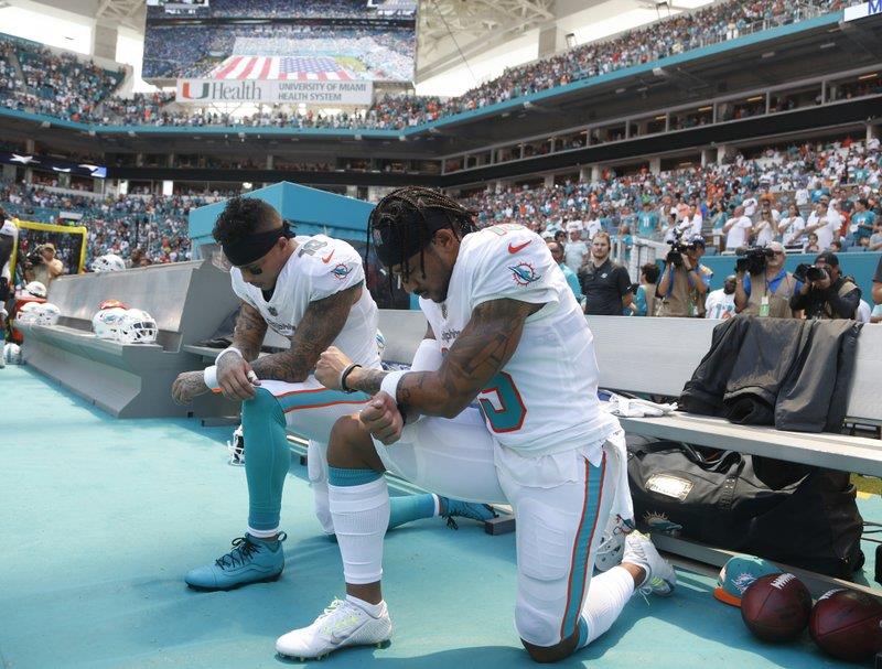 Se arrodillan dos  jugadores de la NFL durante himno nacional 