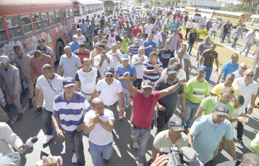 Taxistas protestan por aumento de precio de combustibles