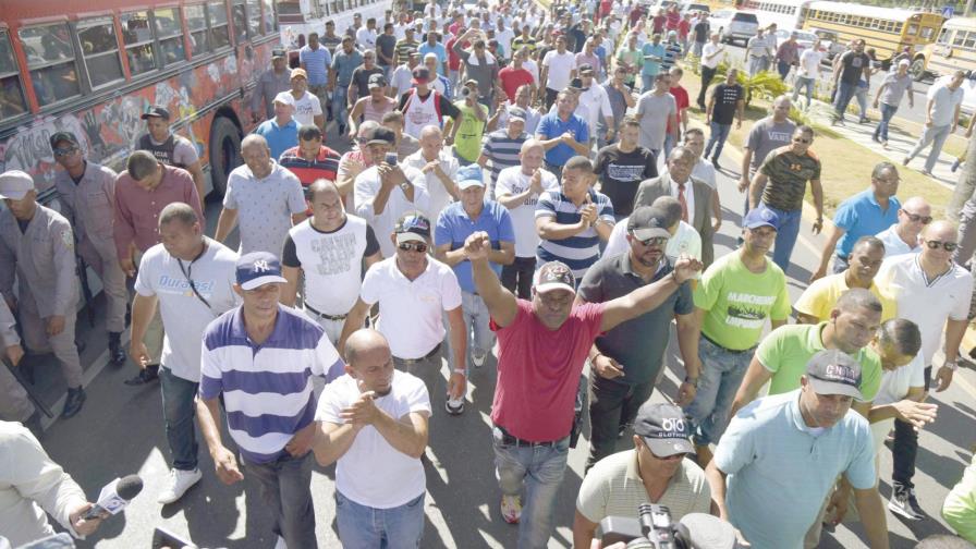 Taxistas protestan por aumento de precio de combustibles
