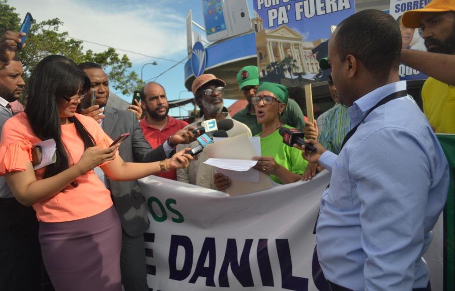  Ciudadanos realizan plantón para exigir la destitución del presidente Danilo Medina