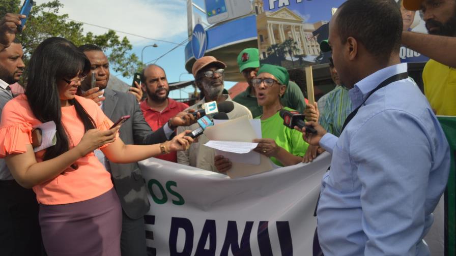  Ciudadanos realizan plantón para exigir la destitución del presidente Danilo Medina