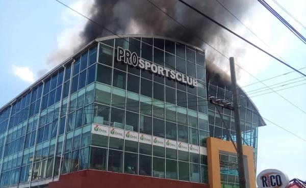 Incendio afecta edificio que aloja la gobernación de la provincia Santo Domingo
