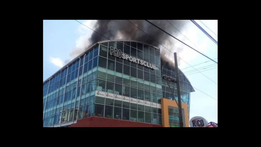 Incendio afecta edificio que aloja la gobernación de la provincia Santo Domingo Incendio afecta edificio que aloja la gobernación de la provincia Santo Domingo