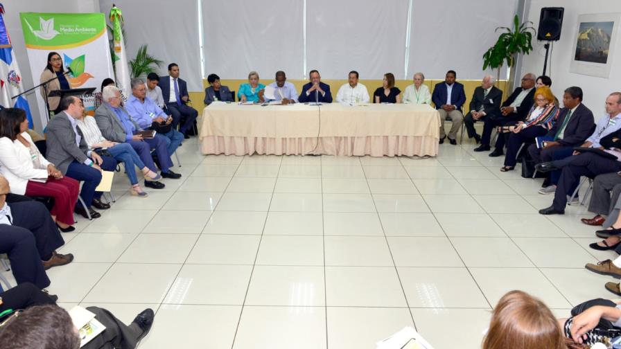 Ministro de Medio Ambiente se reúne con ambientalistas