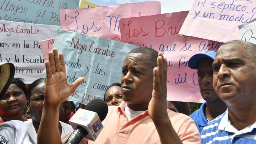 Profesores y técnicos docentes protestan frente al Ministerio de Educación 