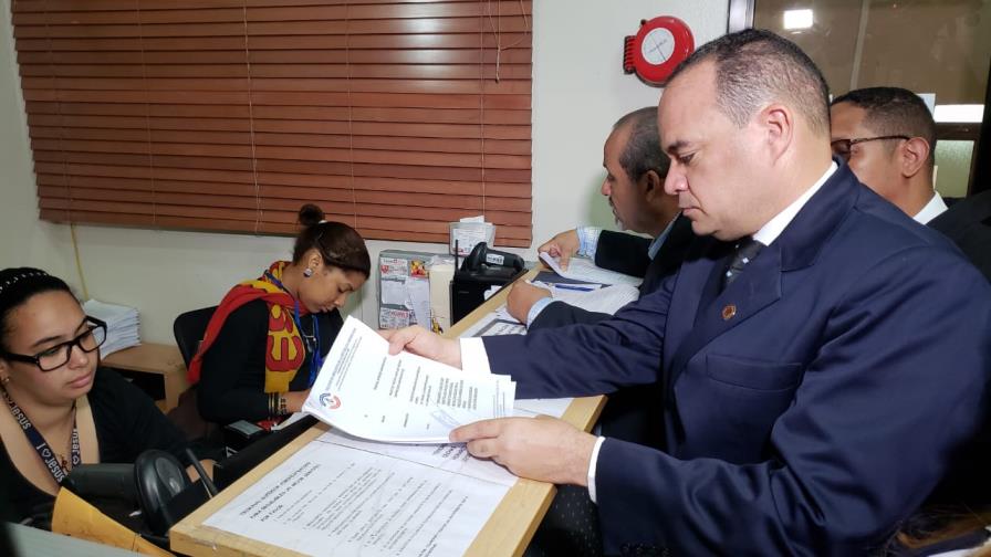 Abogados interponen recurso de amparo por impuestos a servicios de actos notariales