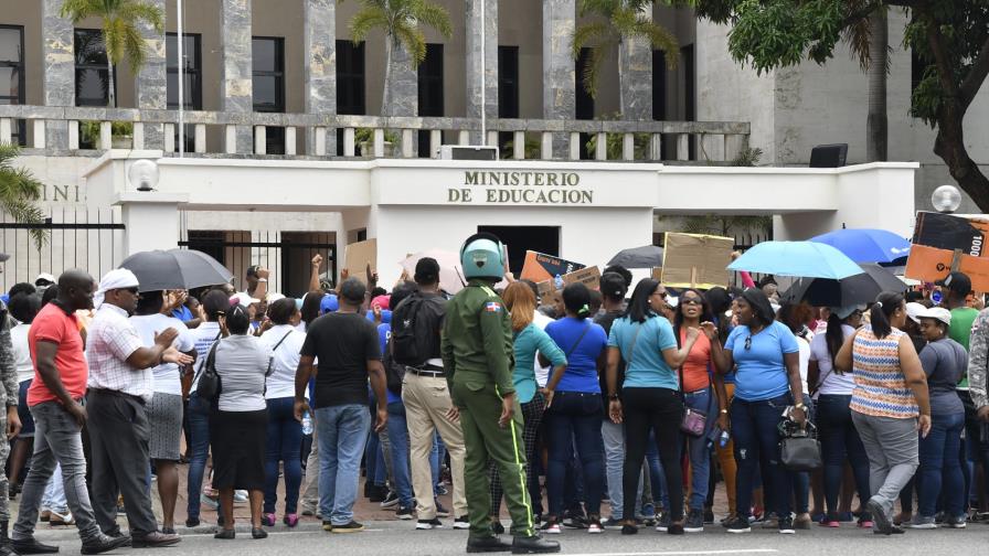 Docentes por contrato, el nuevo conflicto entre Educación y la ADP